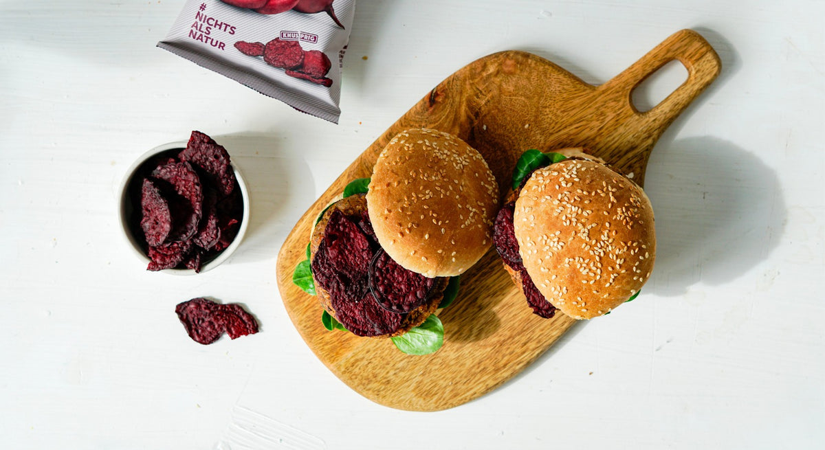 Gesunder Burger mit Kidneybohnen und rote Bete Chips