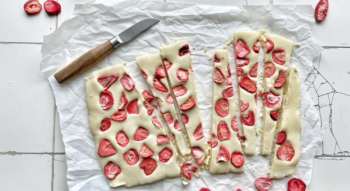 WeiĂźe Bruchschokolade mit Erdbeeren