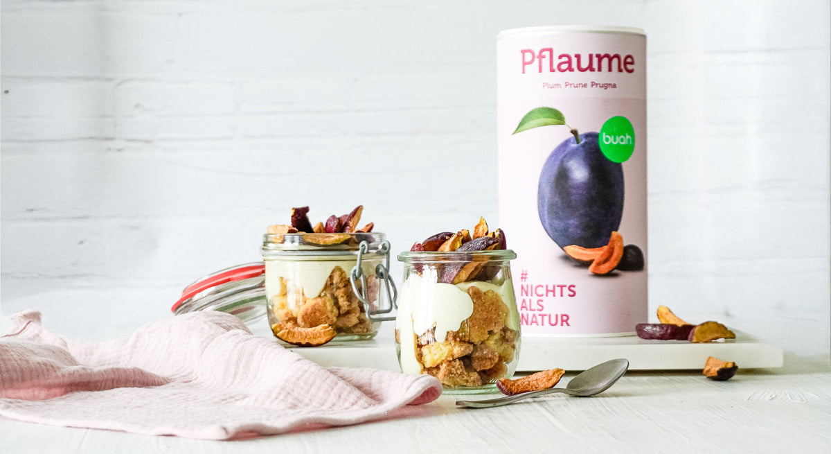 Pflaumen-Streuseldessert im Glas