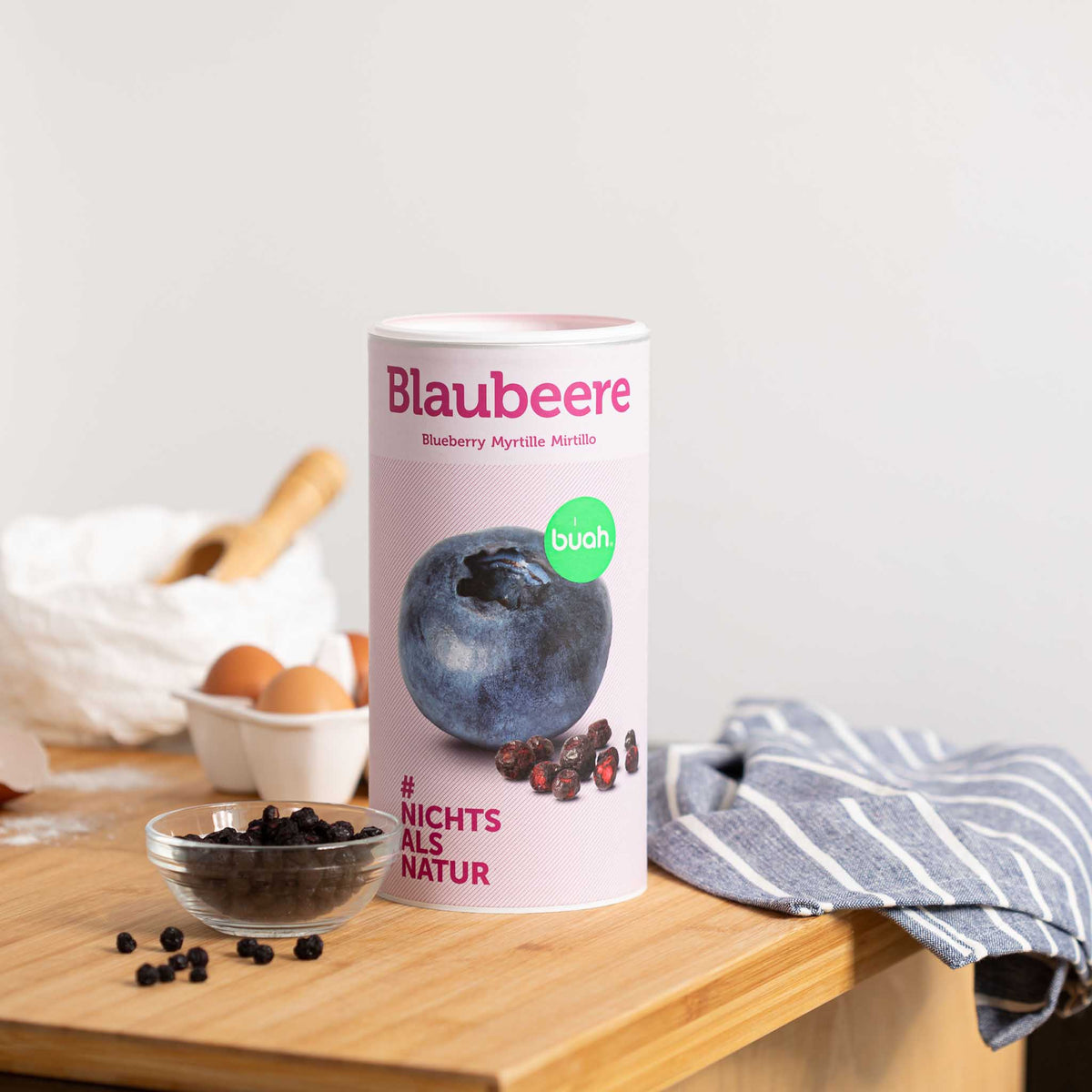 Dose buah Blaubeeren auf einem Tisch neben Mehr, Eiern und Blaubeeren