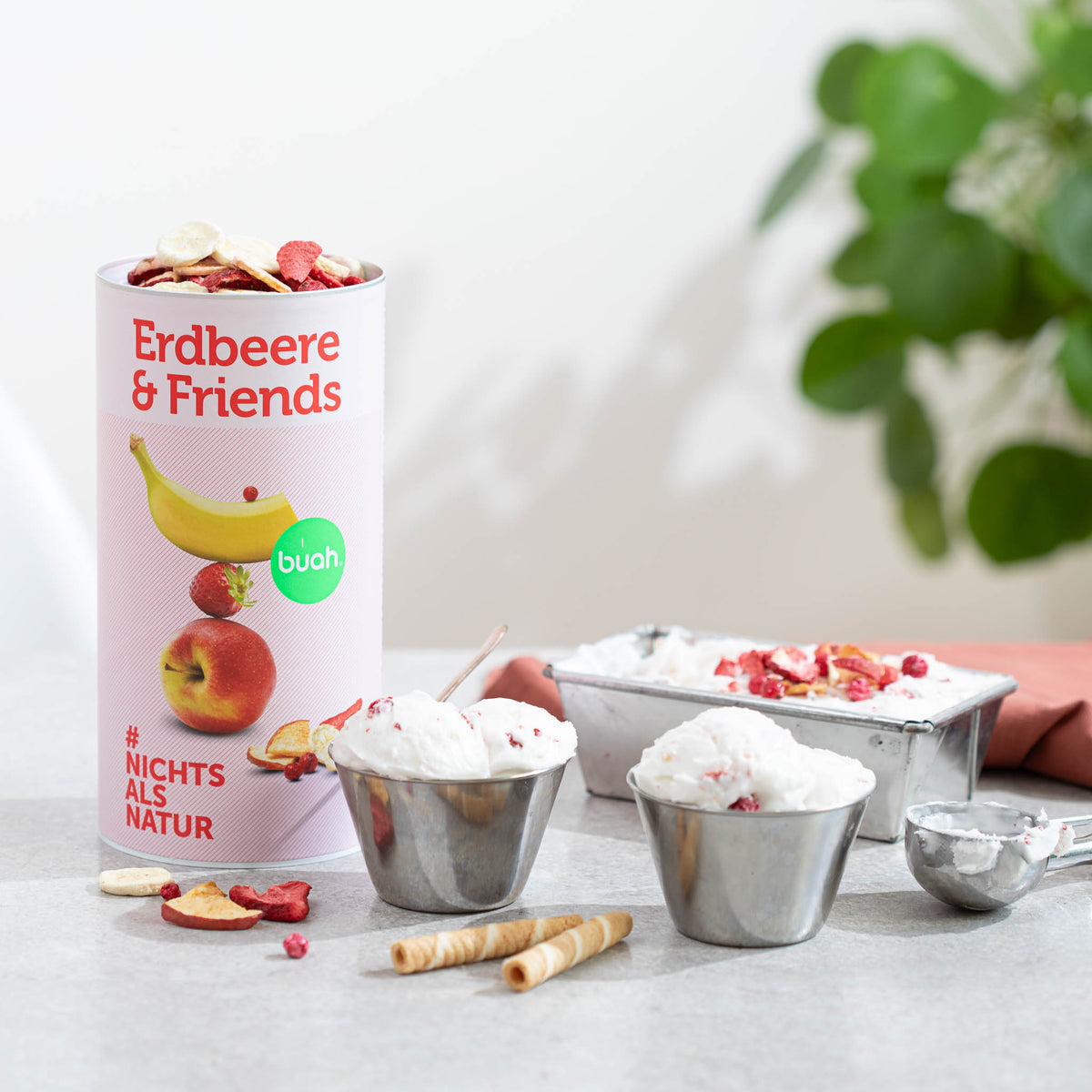 buah Dose Erdbeere & Friends steht neben zwei Eisbechern mit buah gefriergetrockneten Fruechten als Topping