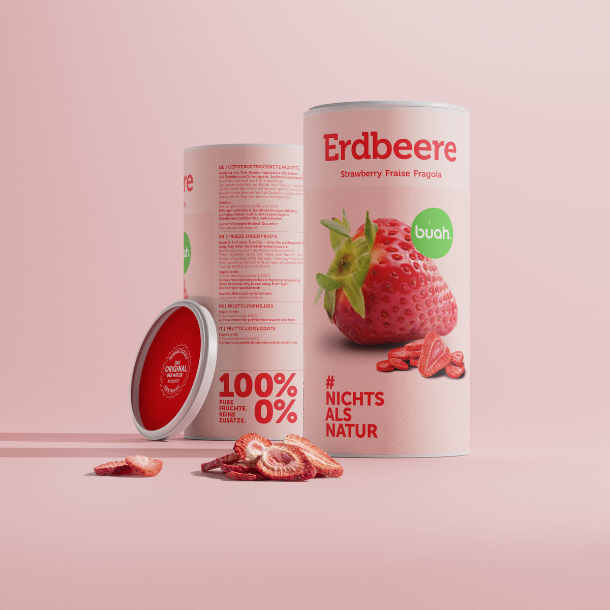 Zwei buah Dosen Erdbeere nebeneinander vor rosa Hintergrund mit getrockneten Erdbeeren im Vordergrund
