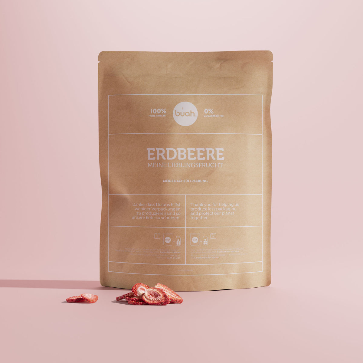 Grosse Papierpackung buah Refiller Erdbeere vor rosa Hintergrund