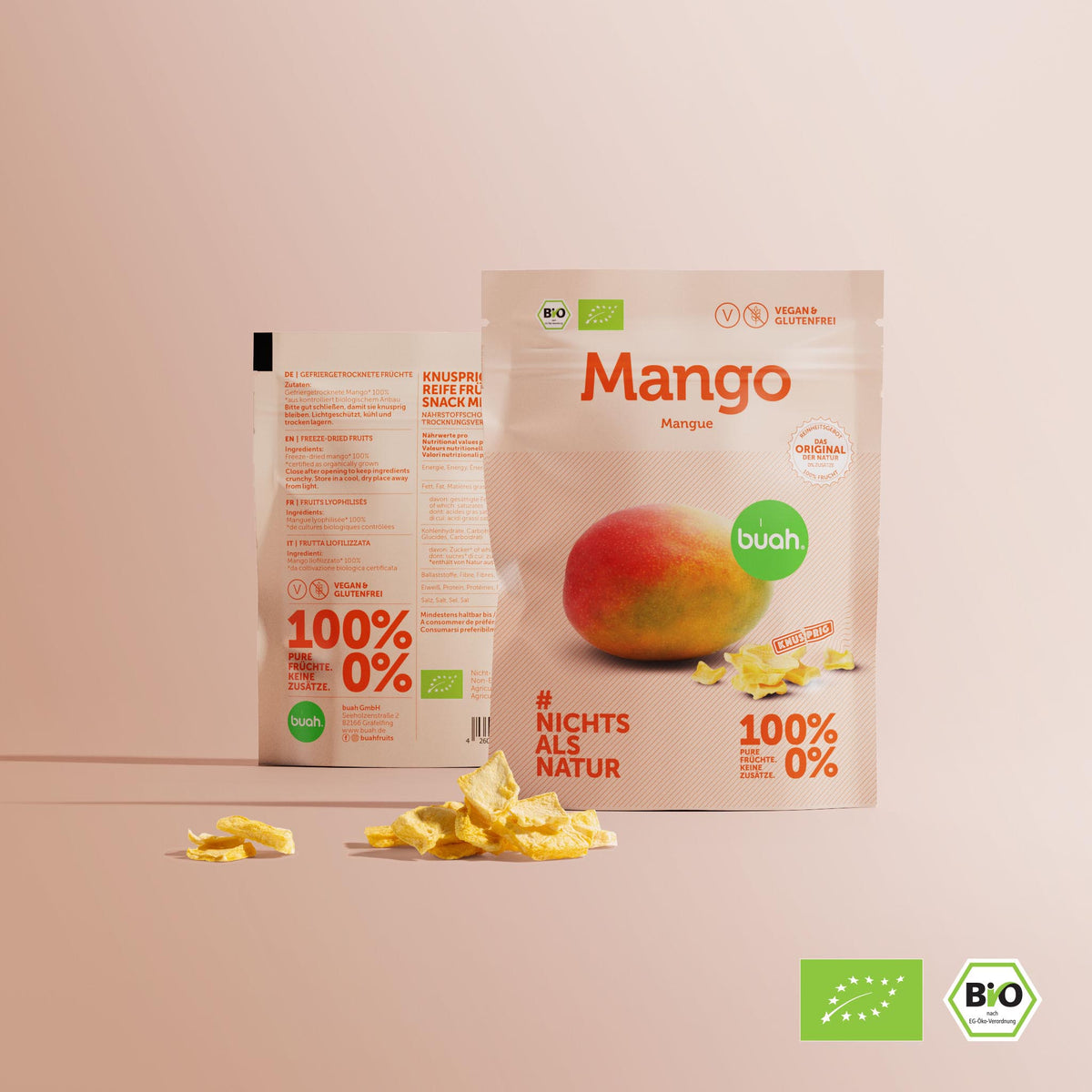 buah gefriergetrocknete Mango im Snackpack mit kleinem Haufen gefriergetrockneter Mango im Vordergrund