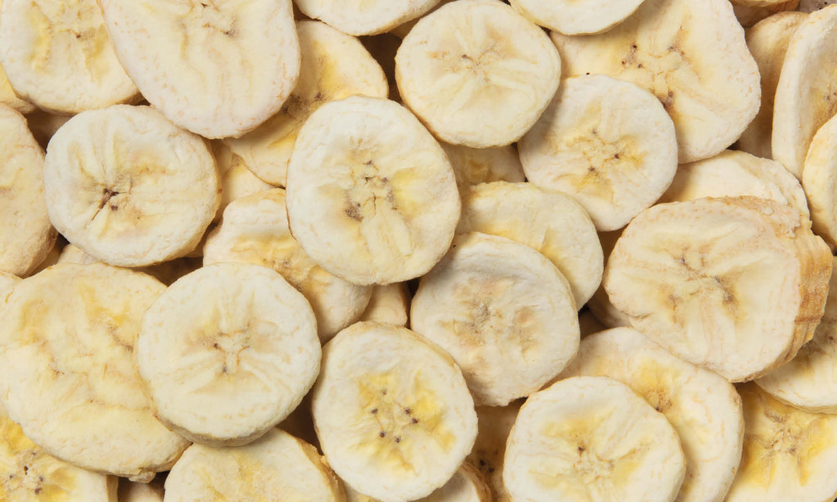 Viele buah gefriergetrocknete Bananenchips liegen auf und nebeneinander