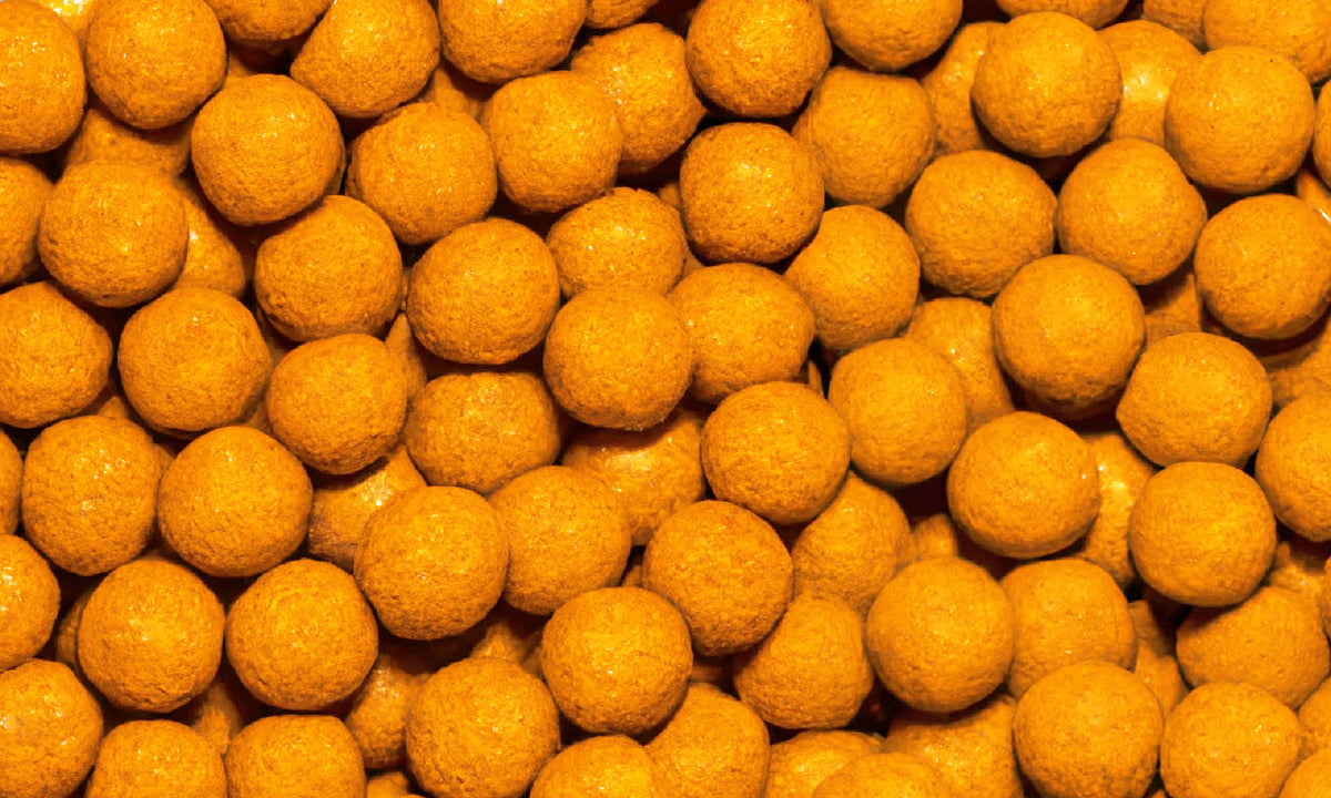 Viele gelbe, runde Ananas Kaubonbon von buah neben und aufeinander
