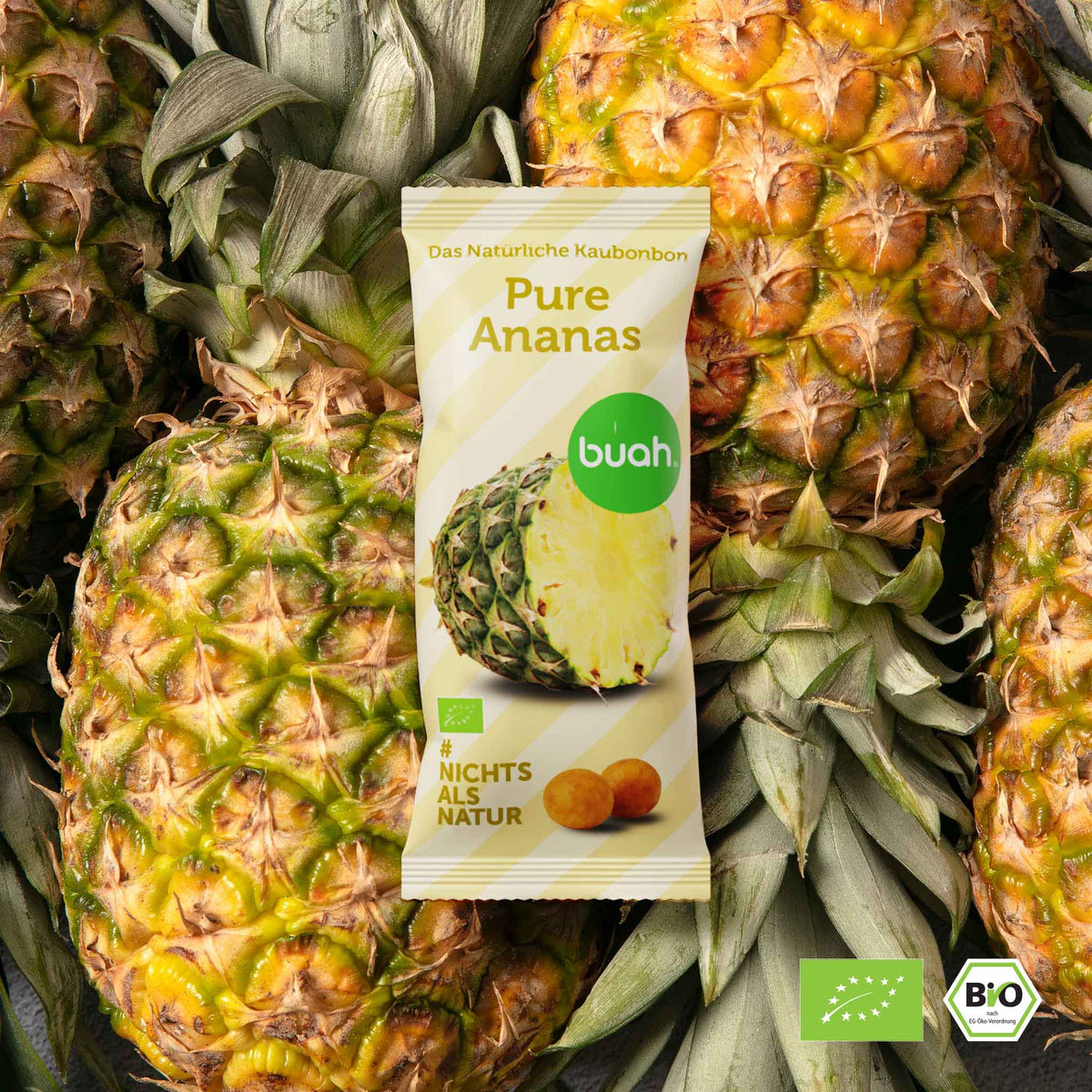 buah Ananas Kaubonbon Verpackung liegt auf vielen frischen Ananas Fruechten