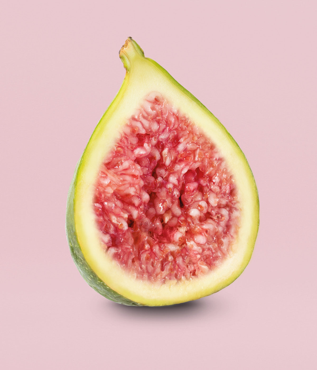 Aufgeschnittene, saftige und reife Feige mit rotem Fruchtfleisch