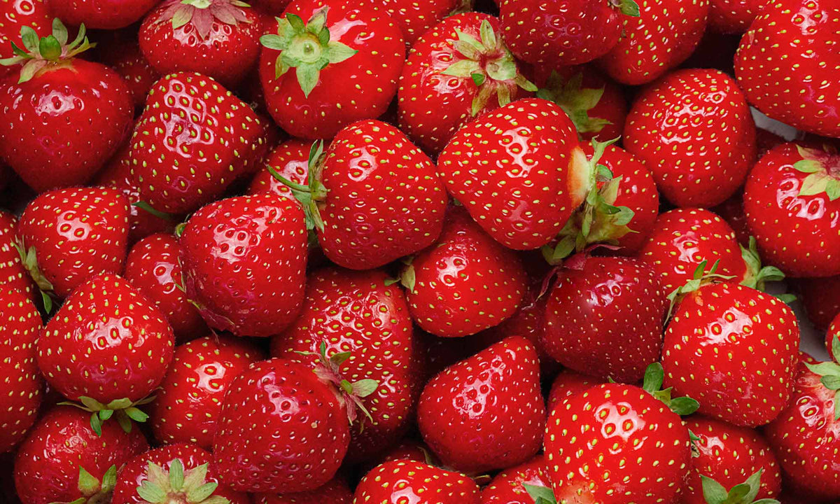 Viele frische rote Erdbeeren neben und aufeinander