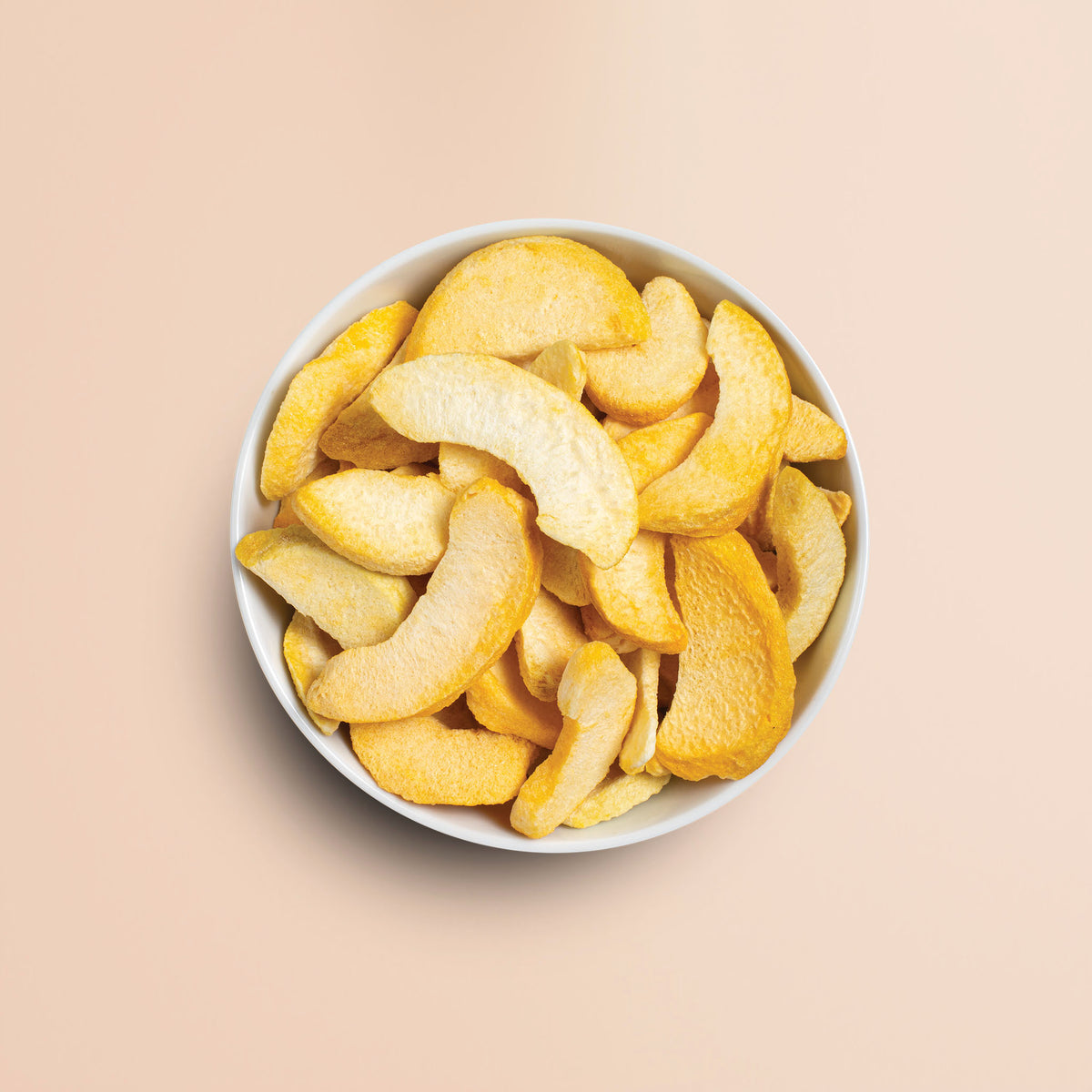 Schale voll mit Schnitzen des buah gefriergetrockneten Pfirsich 