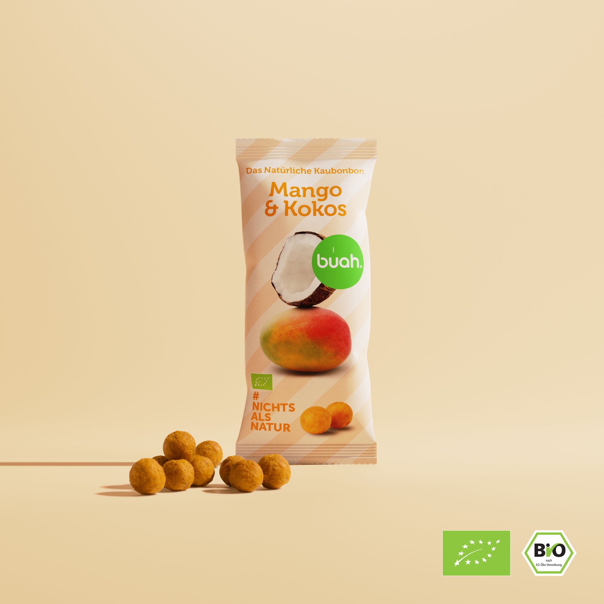 kleine rechteckig Tüte buah Mango-Kokos Kaubonbons vor pastell-farbigem Hintergrund