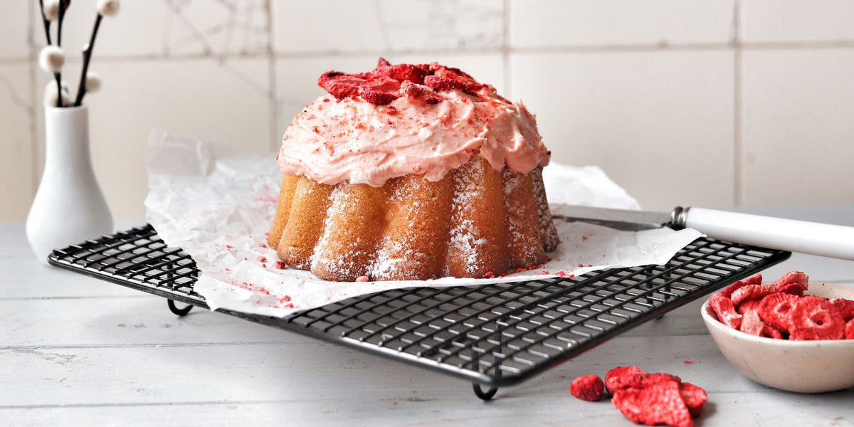 Mini Gugelhupf mit buah gefriergetrockneten Erdbeeren als Dekoration