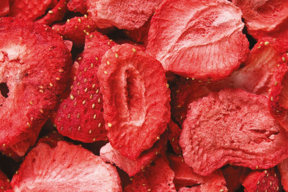 Viele Scheiben buah gefriergetrocknete Erdbeere in sattem rot liegen auf und nebeneinander