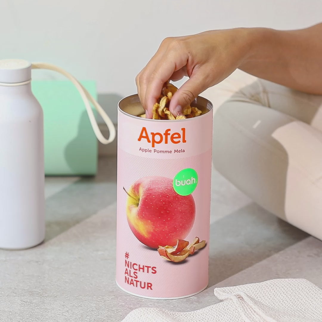 Video einer Hand, voll mit buah vakuumgetrocknetem Apfel
