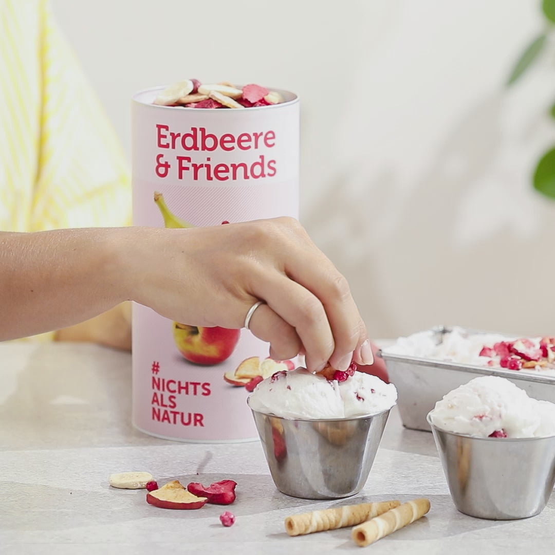 Video, in dem buah Erdbeere & Friends als Topping eines Eisbechers verwendet wird