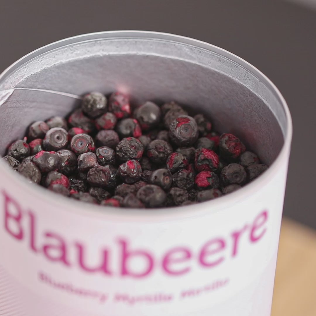 Video, wie buah Blaubeeren aus der Dose, auf Cupcakes gestreut werden