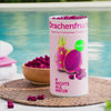 Video einer Dose buah Drachenfrucht die am Pool steht, eine Hand nimmt ein Stueck pinke Drachenfrucht von buah aus einer Holz Schale